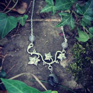 collier lierre enchanté