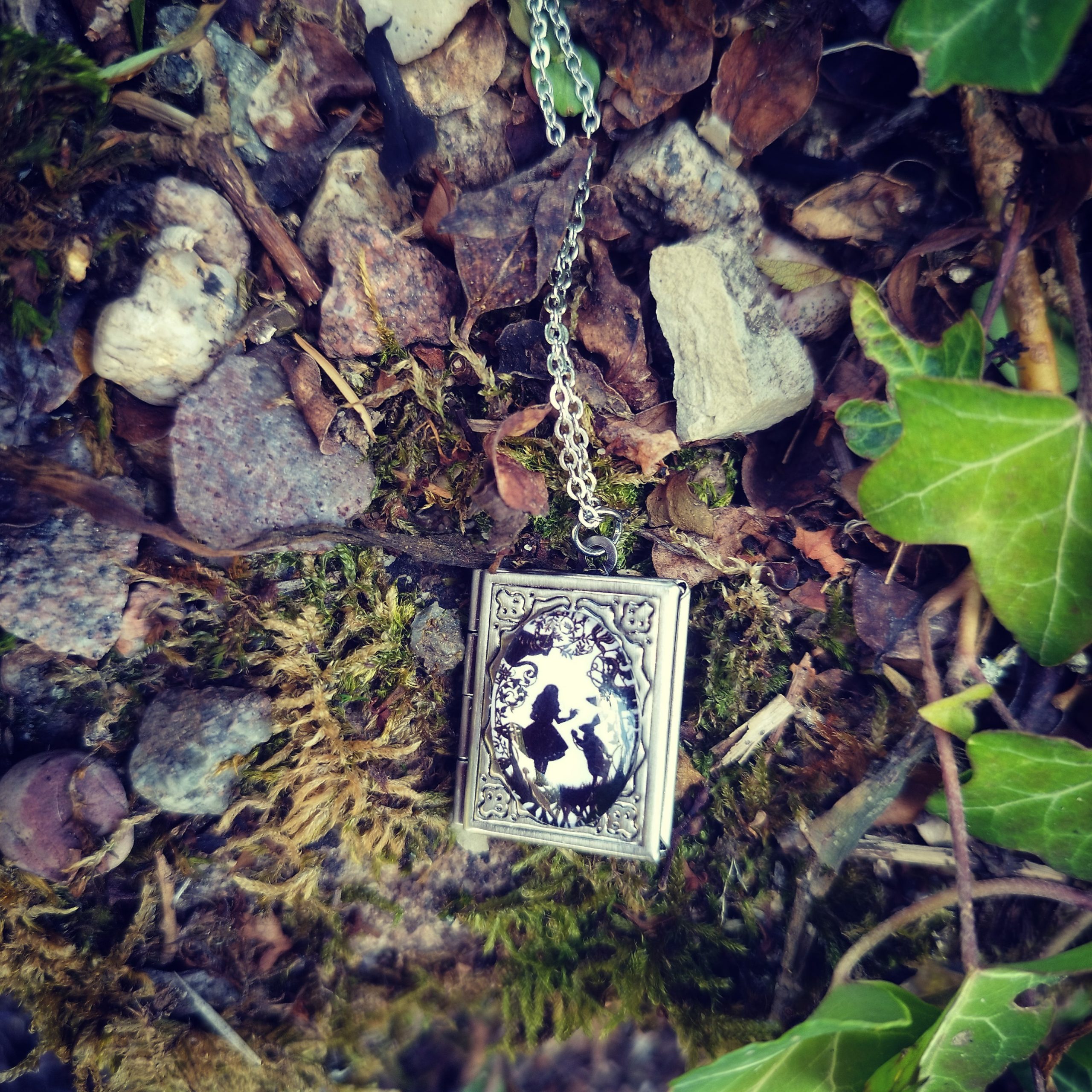 pendentif livre alice pays des merveilles