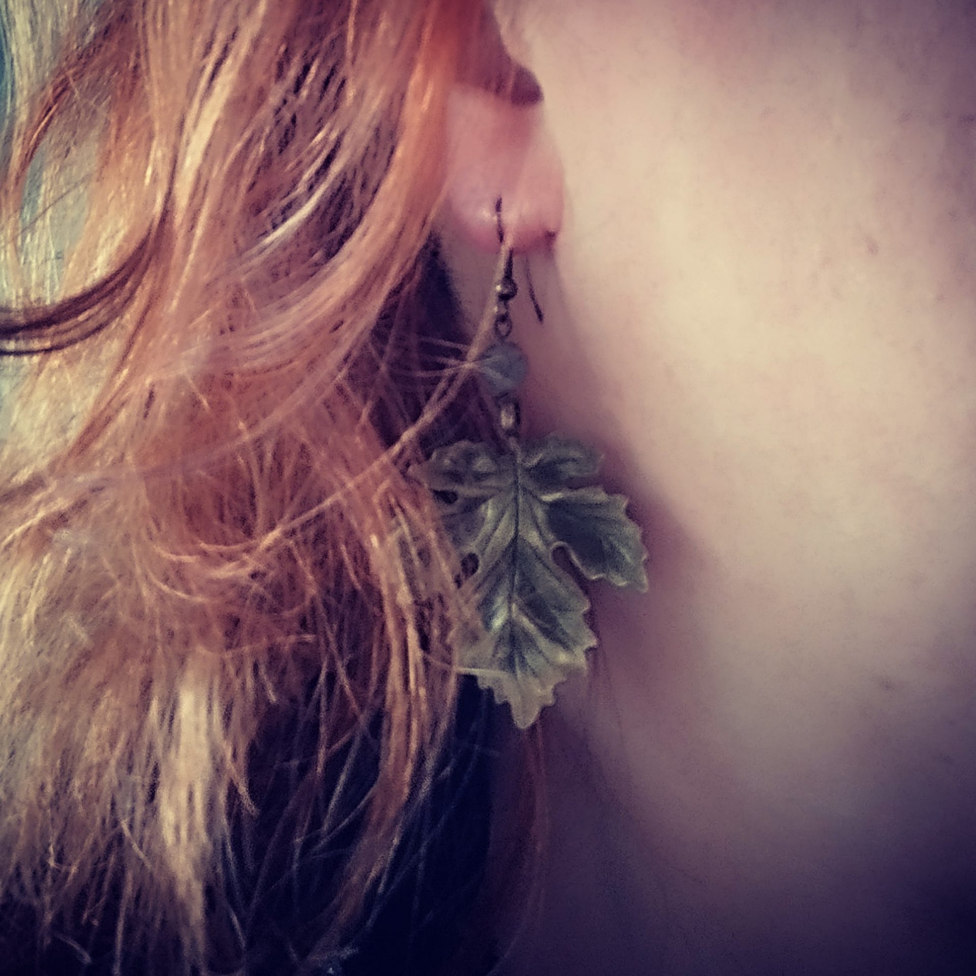 boucles d'oreilles feuilles automne portées