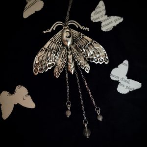 collier papillon de nuit