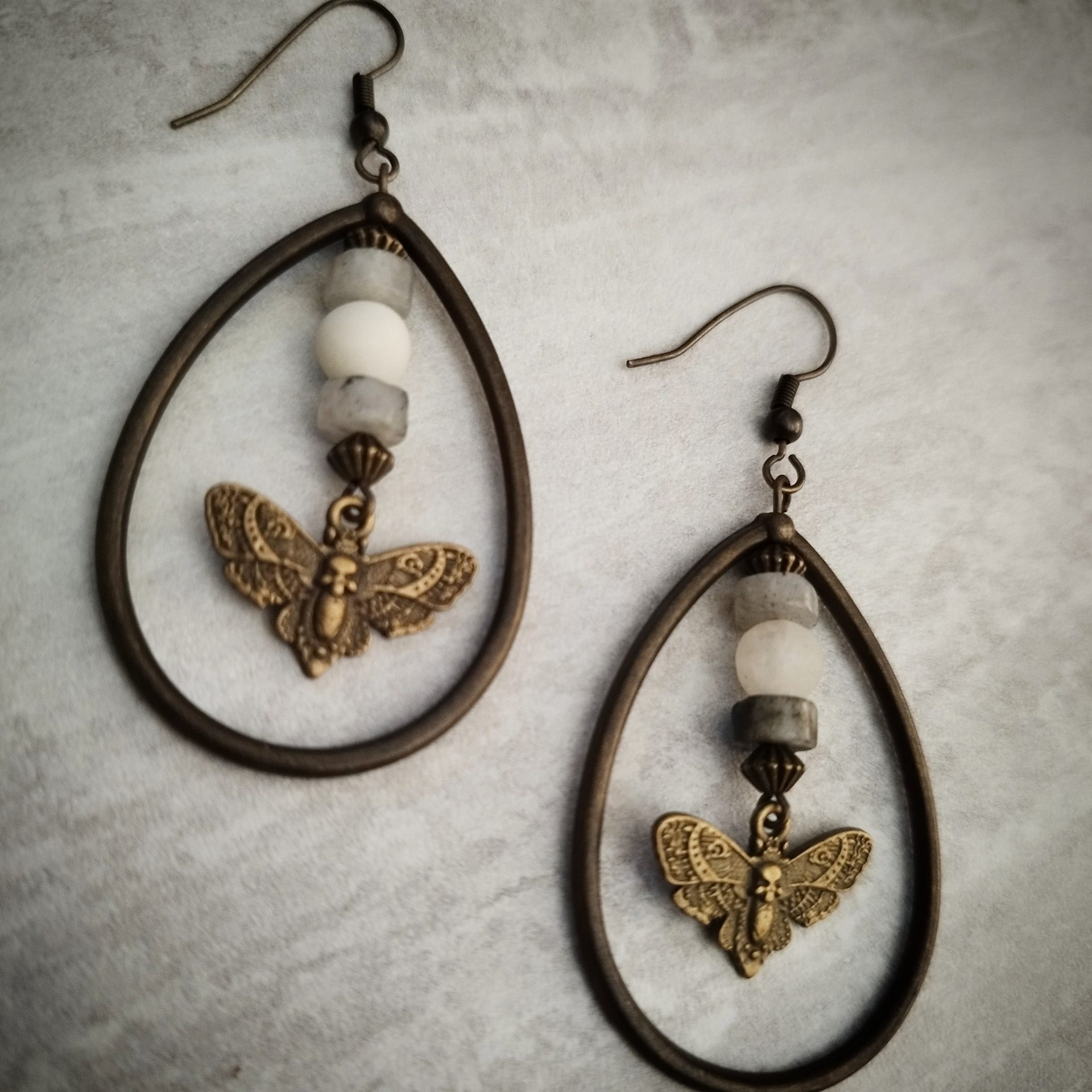 boucles d'oreilles papillon ethnique fond clair