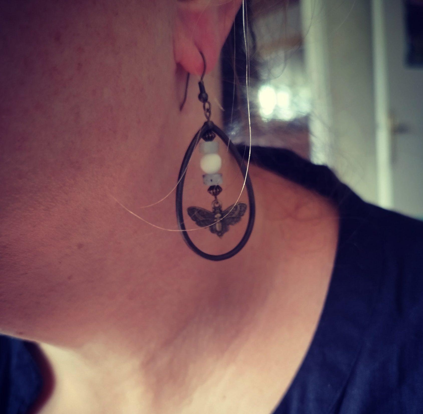 boucles d'oreilles papillon ethnique portées