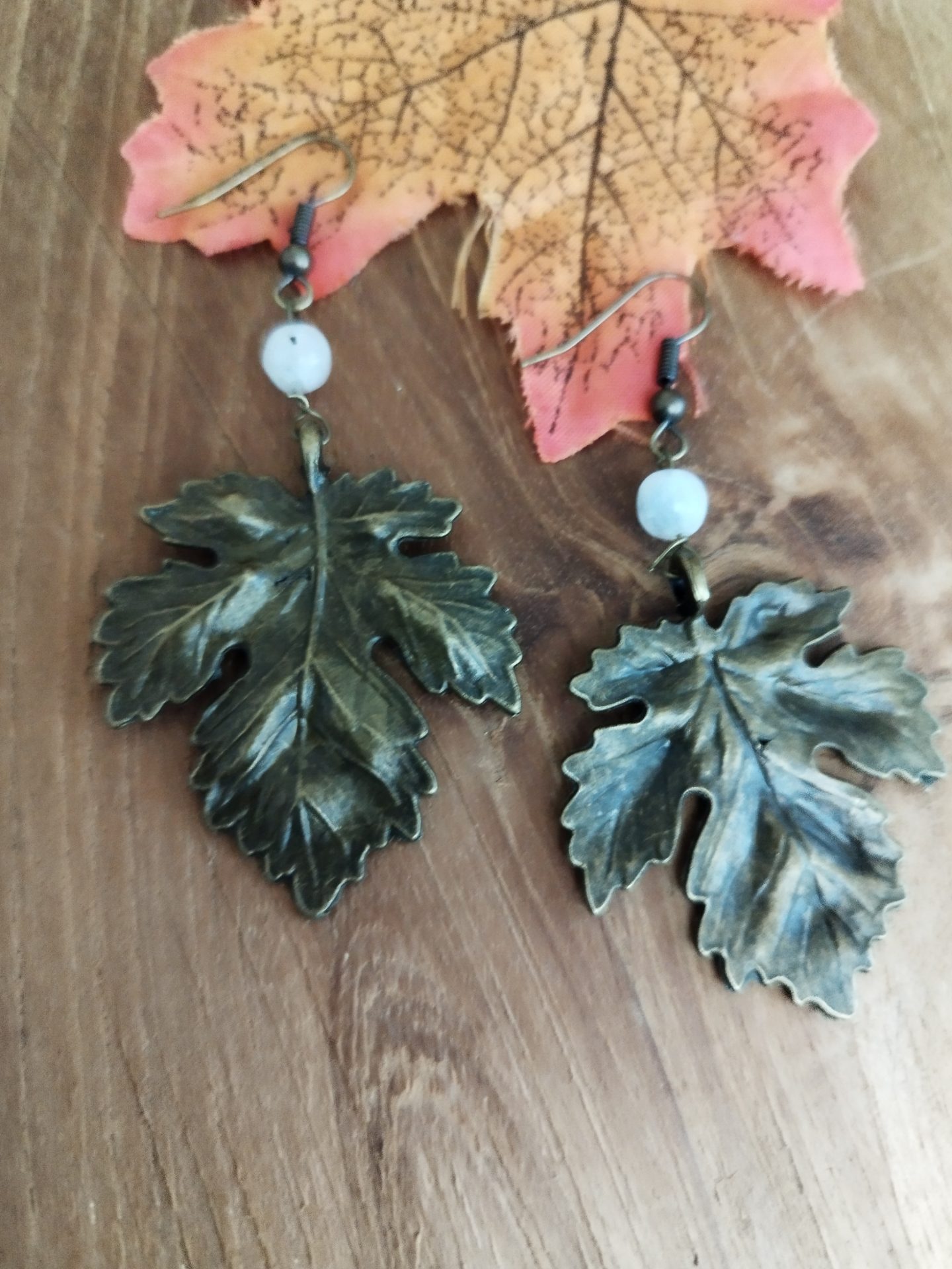 boucles d'oreilles feuilles automne pierre lune