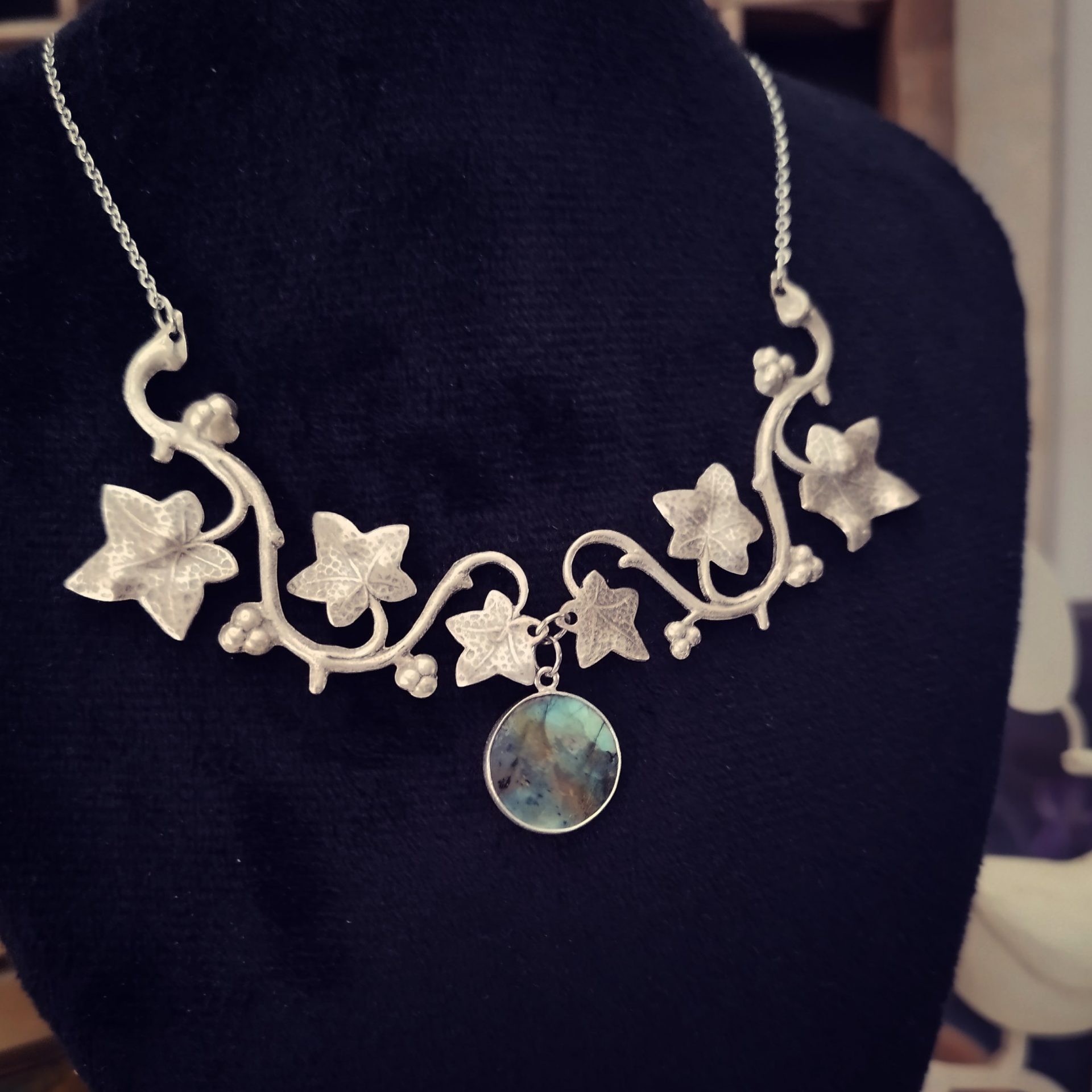 collier sous le lierre buste