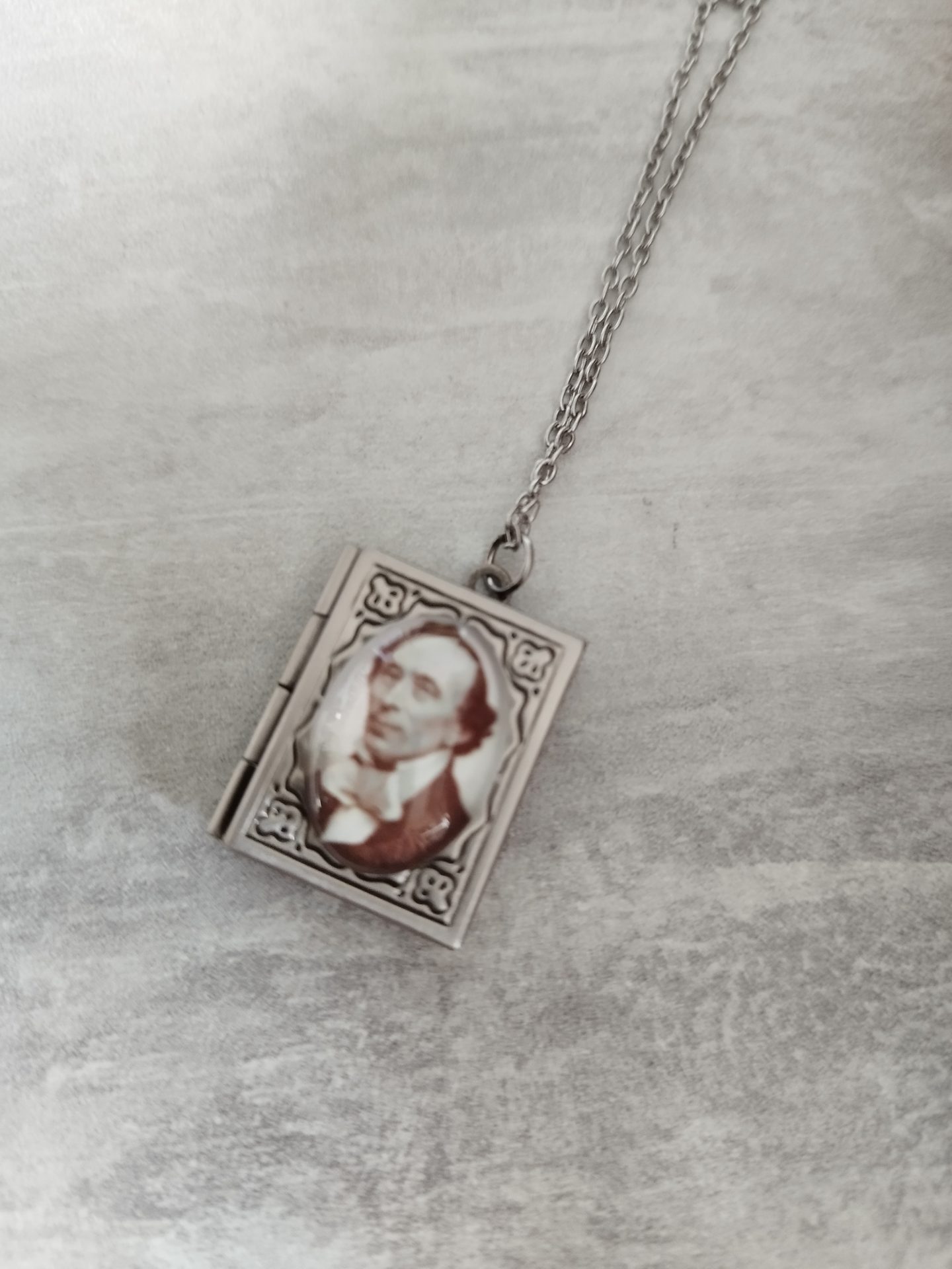 collier livre lewis carroll portrait