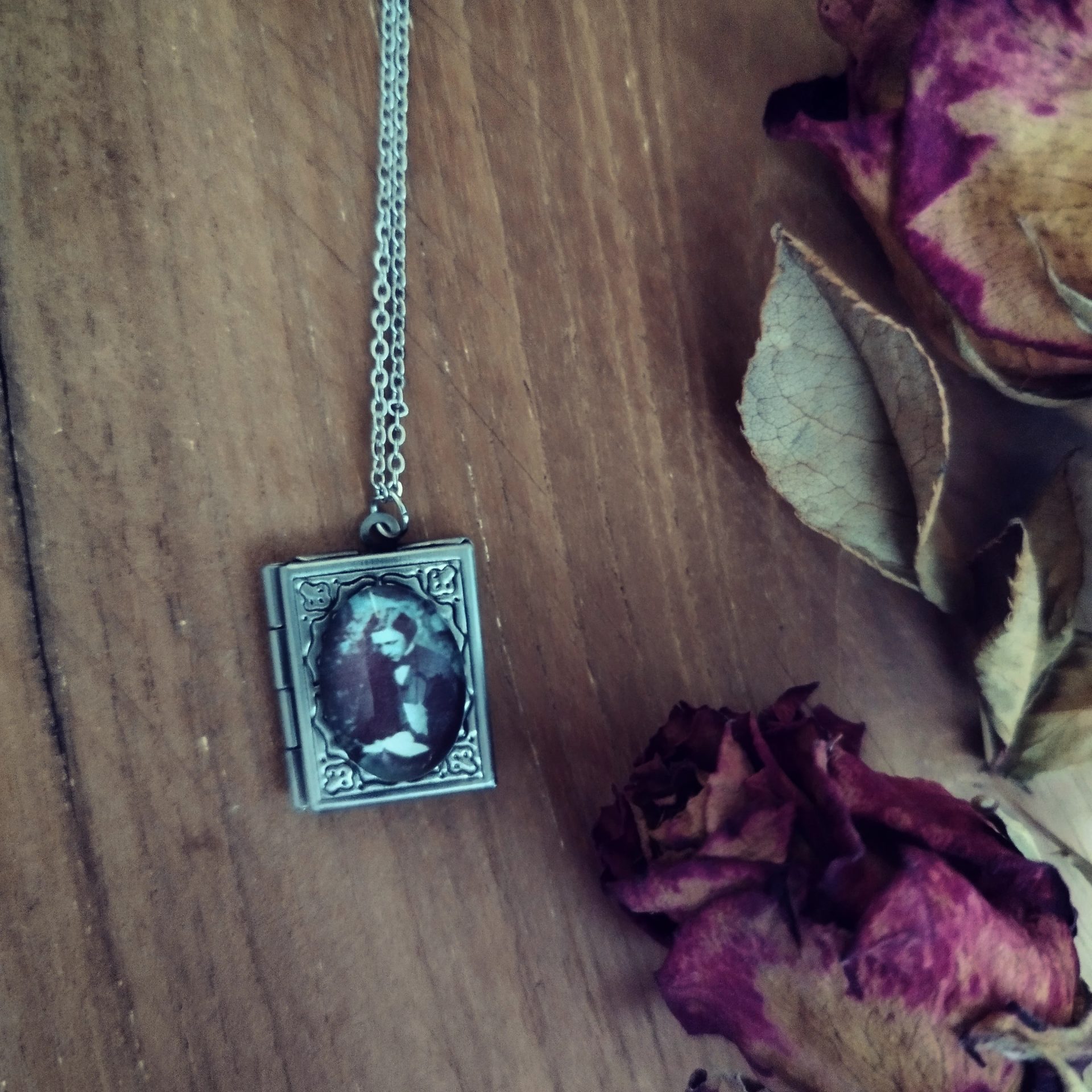 collier livre lewis carroll portrait