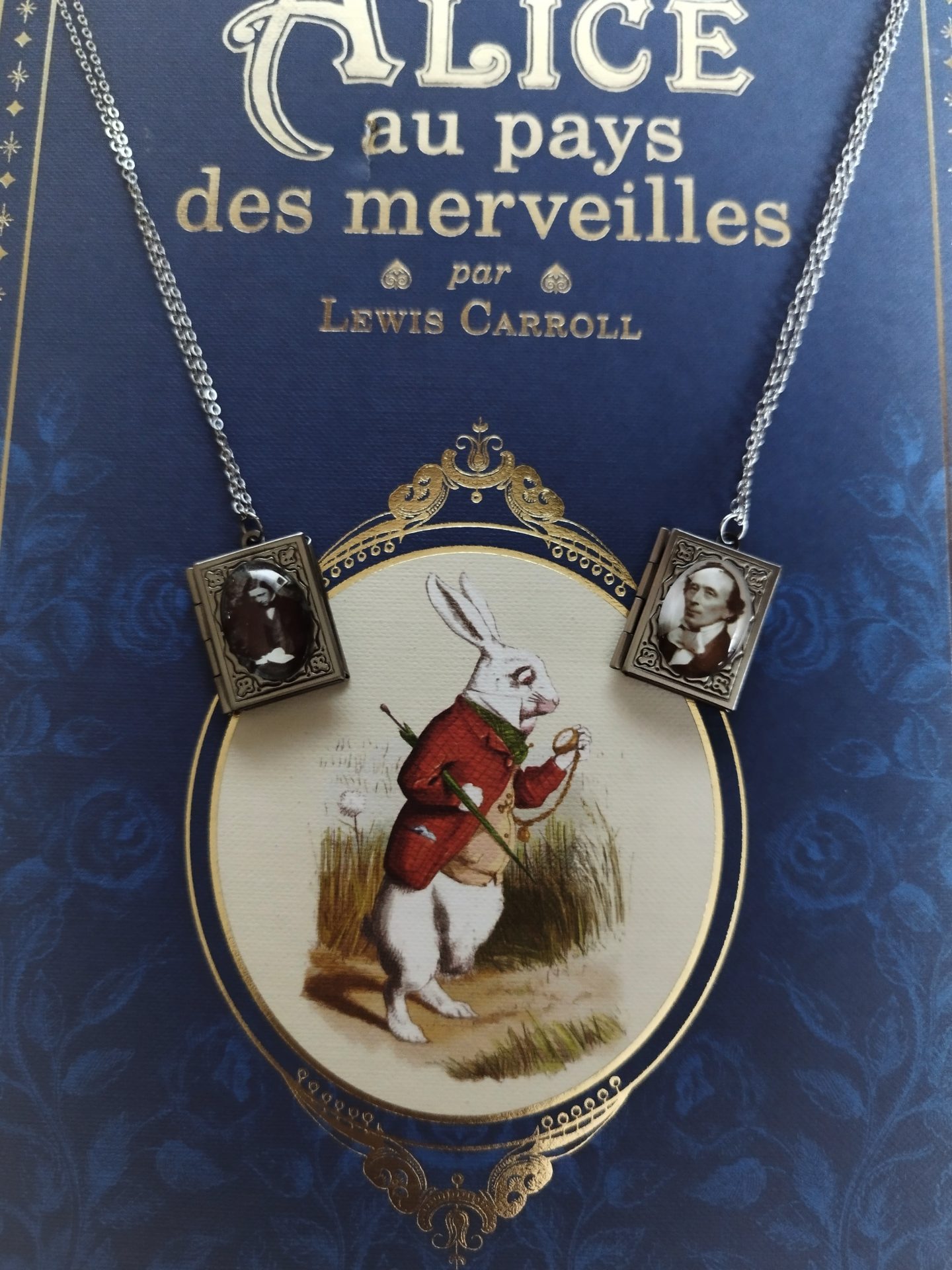Collier livre Lewis Carroll deux modèles