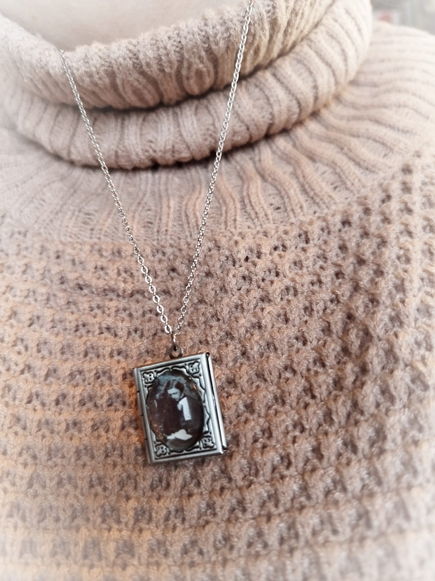 collier livre lewis carroll porté