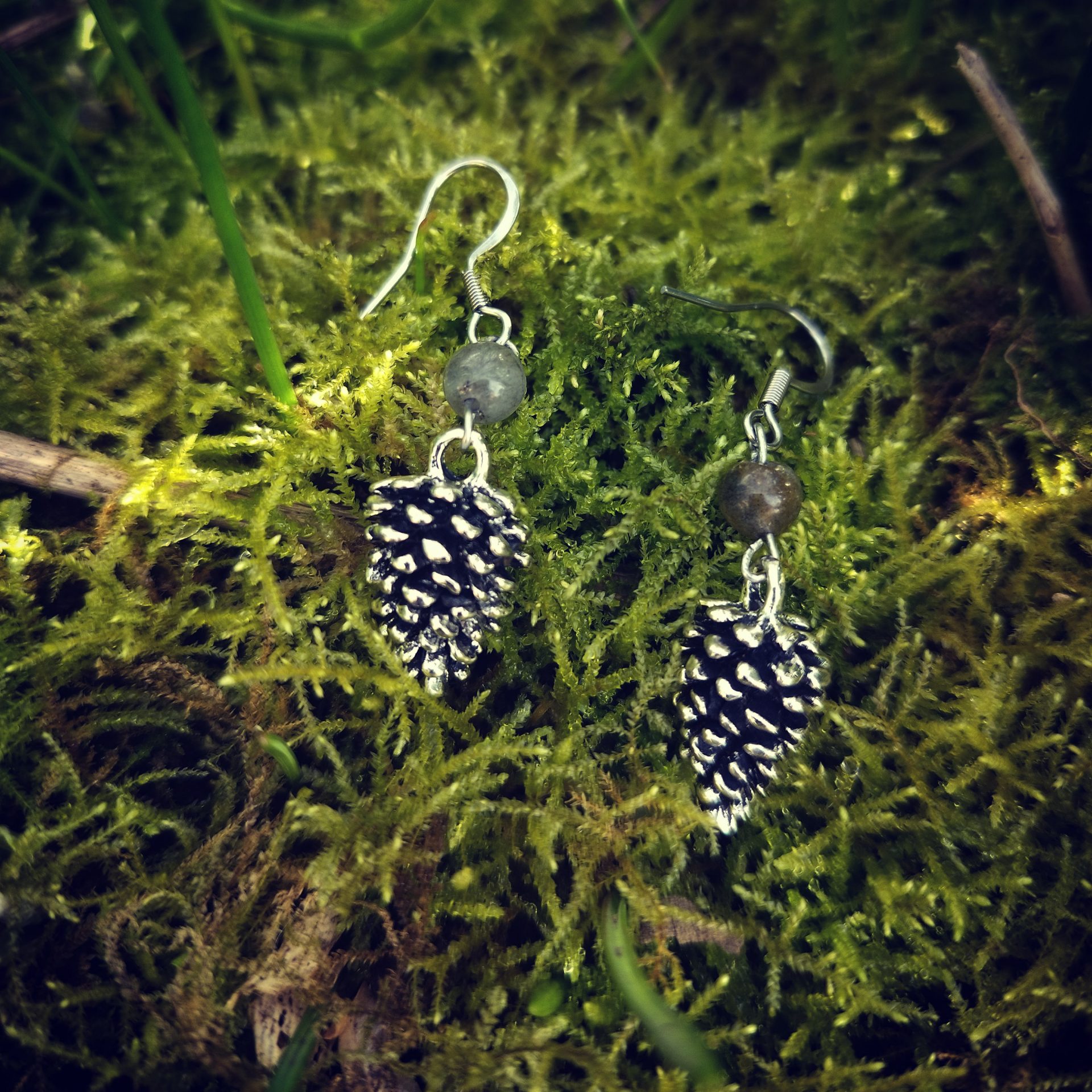 Boucles d'oreilles pomme de pin – Image 3