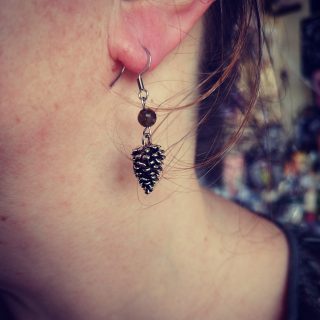 boucles d'oreilles pomme pin portées