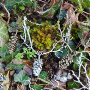 collier pomme de pin argenté et bronze