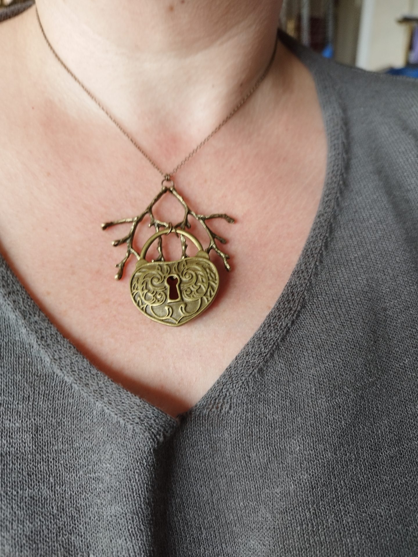 collier secret de la foret porté