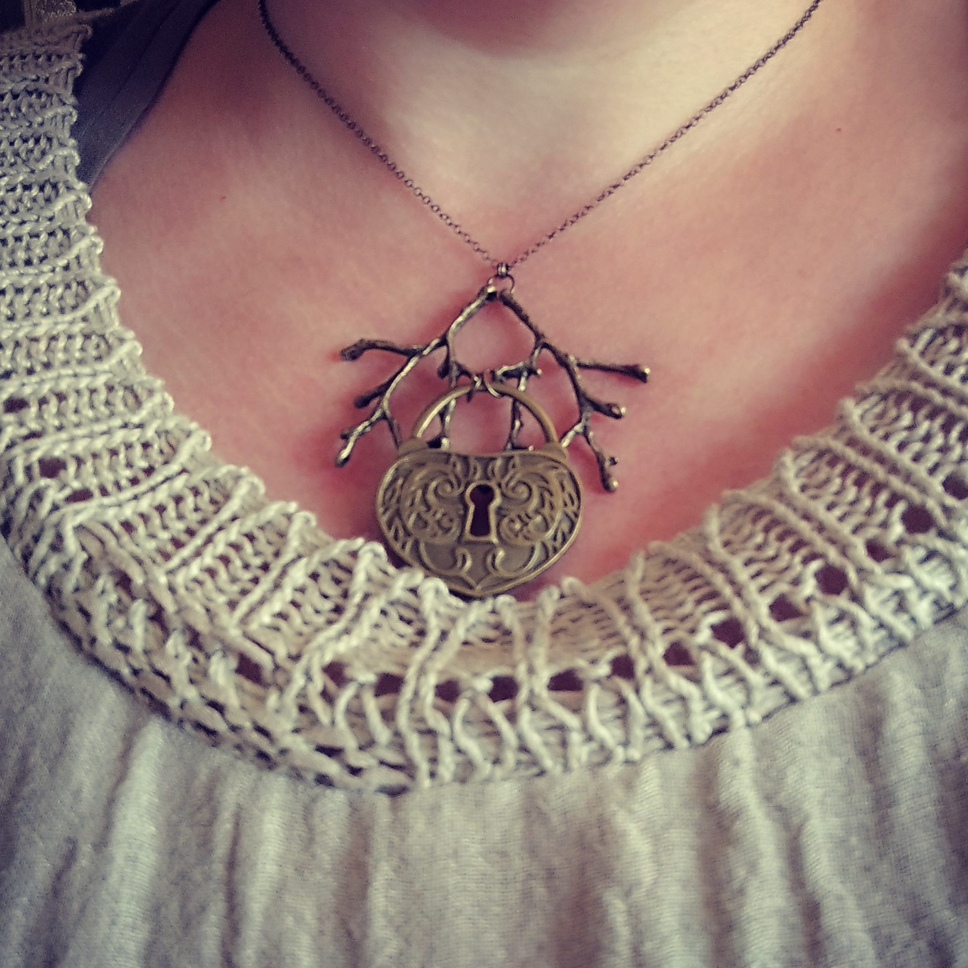 collier secret foret porté