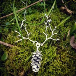 collier foret profonde pomme pin