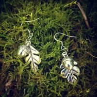 boucles sous les chenes glands et feuilles